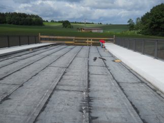 Arbeiten an einer Brücke. Abdichtungsarbeiten.
